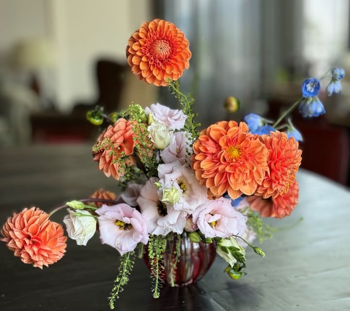 arranjo de flores com dalias